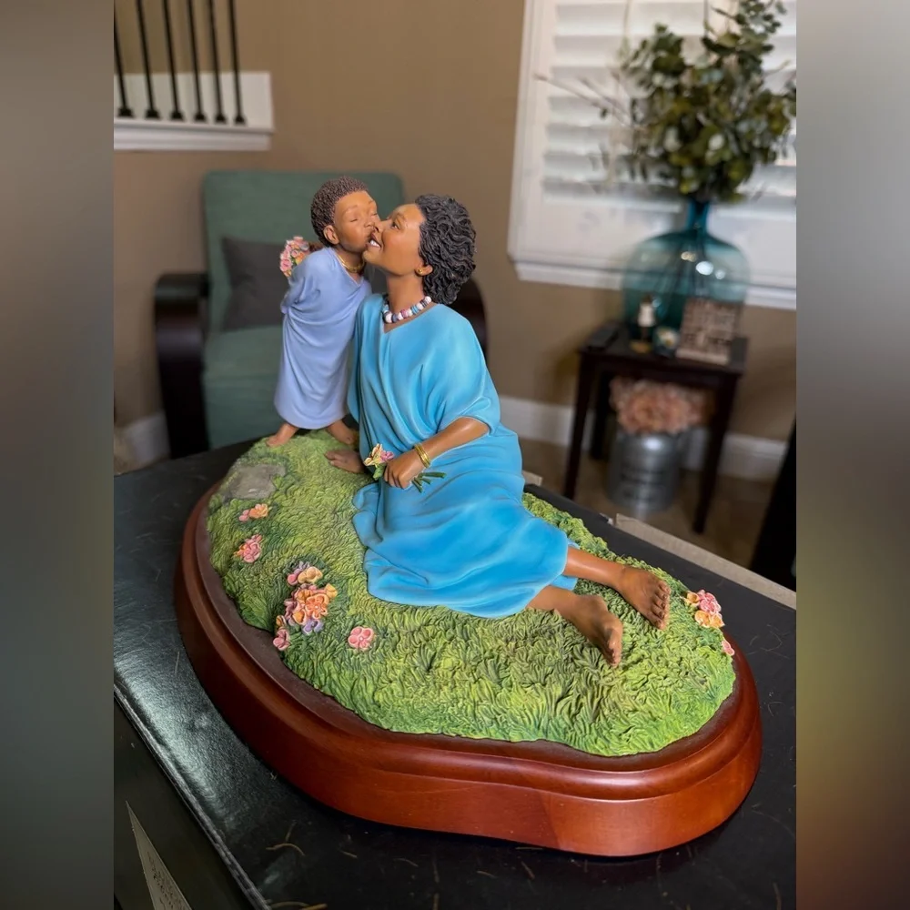 Planting a Kiss Figurine‎ - Thomas Blackshear Collectible